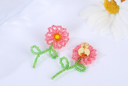 7月1日，手工活外發(fā)一手貨源，開飾品加工廠，在家兼職手工活掙錢，在手工之家，軟實力和硬實力都讓人放心，圖為勵志珠珠繡串珠手工產(chǎn)品剪影