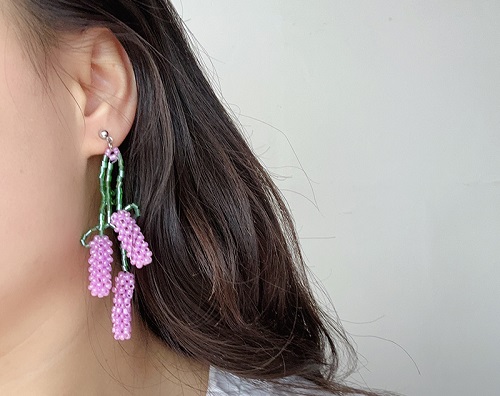 7月3日，手工活外發(fā)加工正規(guī)的廠家，開飾品加工廠，靈活就業(yè)創(chuàng)業(yè)，在手工之家，非常重視產(chǎn)品，圖為勵志珠珠繡串珠手工產(chǎn)品剪影