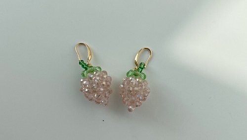 7月4日，家里干的手工活兼職，帶回家做的手工項(xiàng)目，開(kāi)飾品加工廠，手工之家是真正做事業(yè)和企業(yè)的，圖為勵(lì)志珠珠繡串珠手工產(chǎn)品剪影