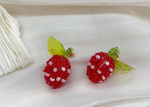 7月4日，家里干的手工活兼職，帶回家做的手工項(xiàng)目，開(kāi)飾品加工廠，手工之家是真正做事業(yè)和企業(yè)的，圖為勵(lì)志珠珠繡串珠手工產(chǎn)品剪影