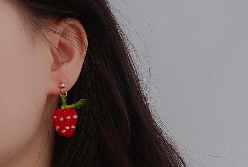 7月4日，家里干的手工活兼職，帶回家做的手工項(xiàng)目，開(kāi)飾品加工廠，手工之家是真正做事業(yè)和企業(yè)的，圖為勵(lì)志珠珠繡串珠手工產(chǎn)品剪影