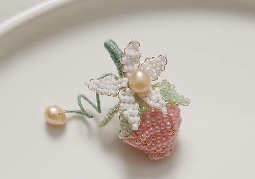 7月6日，手工活外發(fā)是真的嗎，開飾品加工廠，靈活就業(yè)做手工掙錢，在手工之家堅持做好純手工項目的各方面，圖為串珠米珠繡手工產(chǎn)品剪影