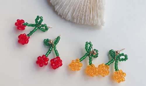 7月7日，手工活加工外發(fā)回收，靈活就業(yè)好副業(yè)，開飾品加工廠，手工之家的產(chǎn)品好，離不開材料的貢獻，圖為串珠米珠繡手工產(chǎn)品剪影