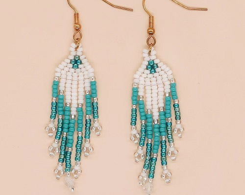 7月8日，在家里做什么可以掙錢，可以拿回家做的手工項目，開飾品加工廠，與老手工平臺手工之家合作，本地外地一個樣，圖為串珠米珠純手工產(chǎn)品剪影