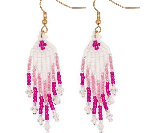 7月8日，在家里做什么可以掙錢，可以拿回家做的手工項目，開飾品加工廠，與老手工平臺手工之家合作，本地外地一個樣，圖為串珠米珠純手工產(chǎn)品剪影