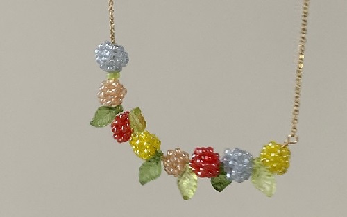 7月9日，在家可以做的兼職工作，在家做手工掙錢，能開飾品加工廠，都說(shuō)手工之家的手工項(xiàng)目容易做，圖為串珠米珠繡純手工產(chǎn)品剪影