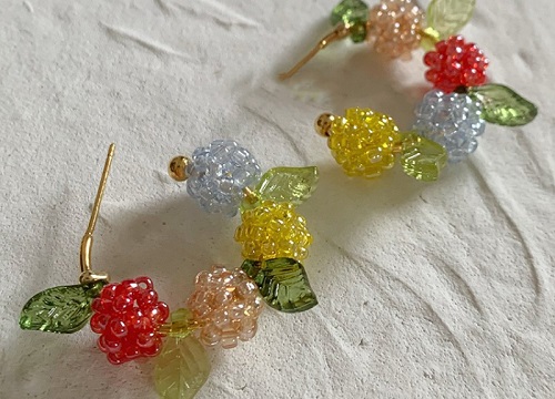 7月9日，在家可以做的兼職工作，在家做手工掙錢，能開飾品加工廠，都說(shuō)手工之家的手工項(xiàng)目容易做，圖為串珠米珠繡純手工產(chǎn)品剪影