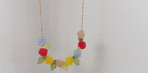 7月9日，在家可以做的兼職工作，在家做手工掙錢，能開飾品加工廠，都說(shuō)手工之家的手工項(xiàng)目容易做，圖為串珠米珠繡純手工產(chǎn)品剪影