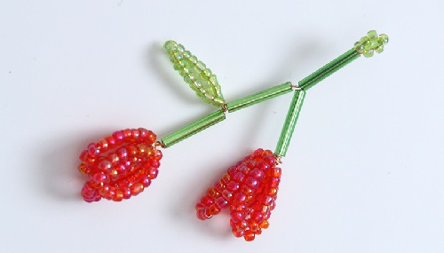 7月10日，家里干的手工活兼職，在家做的好副業(yè)，手工飾品加工廠，讓合作者有個(gè)好收入，在手工之家，1+1大于2，圖為串珠米珠繡手工產(chǎn)品剪影