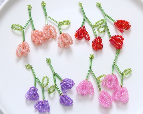 7月10日，家里干的手工活兼職，在家做的好副業(yè)，手工飾品加工廠，讓合作者有個(gè)好收入，在手工之家，1+1大于2，圖為串珠米珠繡手工產(chǎn)品剪影