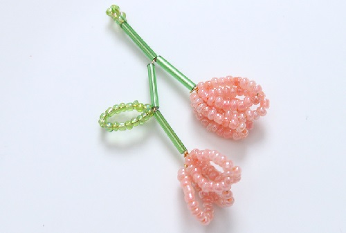 7月10日，家里干的手工活兼職，在家做的好副業(yè)，手工飾品加工廠，讓合作者有個(gè)好收入，在手工之家，1+1大于2，圖為串珠米珠繡手工產(chǎn)品剪影