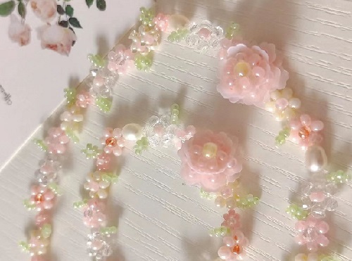 7月11日，外發(fā)手工活正規(guī)平臺，手工靈活就業(yè)創(chuàng)業(yè)，開飾品加工廠，在手工之家,選擇了就要信任和認(rèn)真，圖為串珠米珠繡手工產(chǎn)品剪影