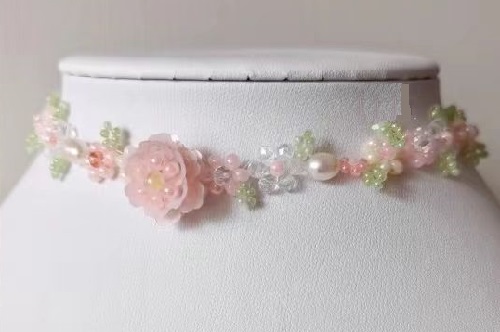 7月11日，外發(fā)手工活正規(guī)平臺，手工靈活就業(yè)創(chuàng)業(yè)，開飾品加工廠，在手工之家,選擇了就要信任和認(rèn)真，圖為串珠米珠繡手工產(chǎn)品剪影