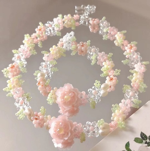 7月11日，外發(fā)手工活正規(guī)平臺，手工靈活就業(yè)創(chuàng)業(yè)，開飾品加工廠，在手工之家,選擇了就要信任和認(rèn)真，圖為串珠米珠繡手工產(chǎn)品剪影