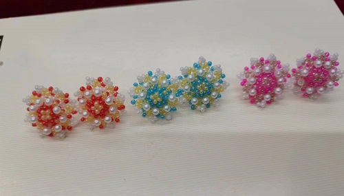 7月12日，兼職手工活外發(fā)加工在家可做，在家做手工，靈活就業(yè)創(chuàng)業(yè)，開飾品加工廠，在手工之家，歷史就是實(shí)力直接的證明，圖為串珠米珠繡手工產(chǎn)品剪影