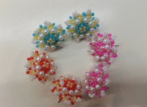 7月12日，兼職手工活外發(fā)加工在家可做，在家做手工，靈活就業(yè)創(chuàng)業(yè)，開飾品加工廠，在手工之家，歷史就是實(shí)力直接的證明，圖為串珠米珠繡手工產(chǎn)品剪影