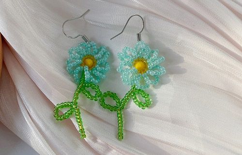 7月13日，手工兼職在家做，拿回家做的手工副業(yè)，開飾品加工廠，在手工之家,做好手工事業(yè)是不變的方向，圖為串珠米珠繡手工產(chǎn)品剪影