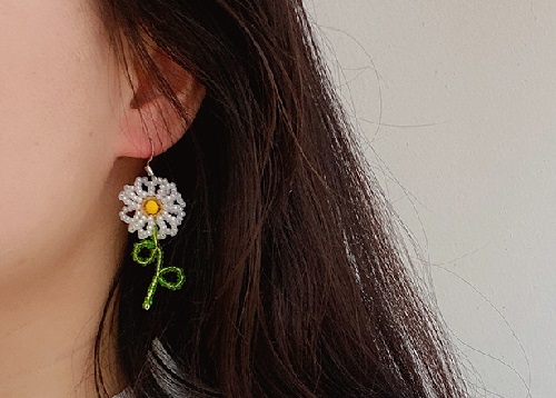 7月13日，手工兼職在家做，拿回家做的手工副業(yè)，開飾品加工廠，在手工之家,做好手工事業(yè)是不變的方向，圖為串珠米珠繡手工產(chǎn)品剪影