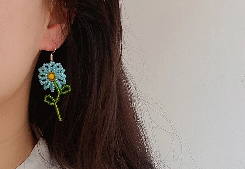 7月13日，手工兼職在家做，拿回家做的手工副業(yè)，開飾品加工廠，在手工之家,做好手工事業(yè)是不變的方向，圖為串珠米珠繡手工產(chǎn)品剪影