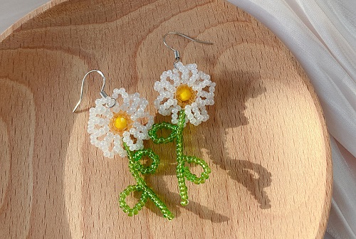 7月13日，手工兼職在家做，拿回家做的手工副業(yè)，開飾品加工廠，在手工之家,做好手工事業(yè)是不變的方向，圖為串珠米珠繡手工產(chǎn)品剪影