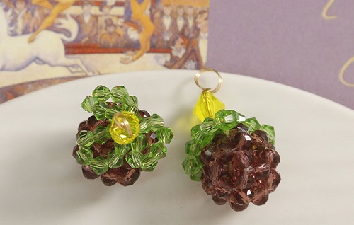 7月14日，手工活兼職招聘信息，居家靈活就業(yè)副業(yè)，開飾品加工廠，合作手工之家的服務(wù)內(nèi)容是什么，圖為串珠米珠繡手工產(chǎn)品剪影