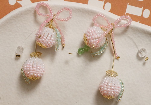 7月15日，兼職手工活外發(fā)加工在家可做，在家掙錢的好副業(yè)，開飾品加工廠，手工之家是大家共同的舞臺(tái)和機(jī)遇，圖為串珠米珠繡手工產(chǎn)品剪影