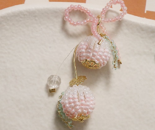 7月15日，兼職手工活外發(fā)加工在家可做，在家掙錢的好副業(yè)，開飾品加工廠，手工之家是大家共同的舞臺(tái)和機(jī)遇，圖為串珠米珠繡手工產(chǎn)品剪影