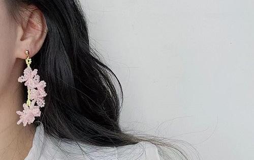 7月16日，手工活外發(fā)一手貨源，開(kāi)飾品加工廠，居家靈活就業(yè)創(chuàng)業(yè)好選擇，與手工之家合作，遠(yuǎn)近不是問(wèn)題，圖為串珠米珠繡手工產(chǎn)品剪影