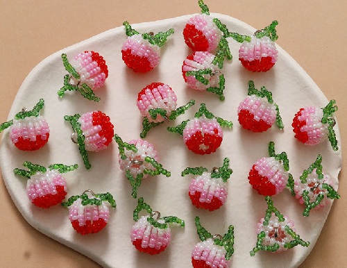 7月17日，手工活兼職可帶回家，帶回家做的手工副業(yè)，在家開飾品加工廠掙錢，在手工之家，移動潮品店是銷售新方式，圖為串珠米珠繡手工產品剪影