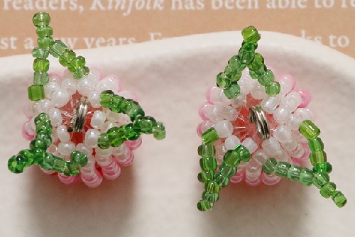 7月17日，手工活兼職可帶回家，帶回家做的手工副業(yè)，在家開飾品加工廠掙錢，在手工之家，移動潮品店是銷售新方式，圖為串珠米珠繡手工產品剪影