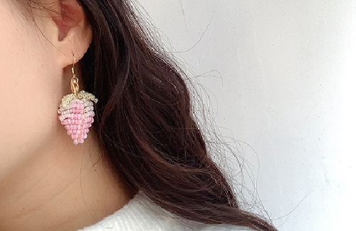 7月18日，外發(fā)手工領(lǐng)回家做，在家做手工副業(yè)掙錢，開飾品加工廠，拿回家做的手工項(xiàng)目，在手工之家，平臺(tái)可靠、手工可靠、合作可靠，圖為串珠米珠繡手工產(chǎn)品剪影