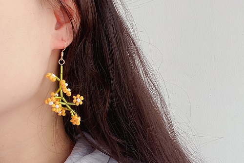 7月19日，可在家做的兼職手工活，想接正規(guī)廠家的手工項(xiàng)目，開飾品加工廠，放心在家做手工副業(yè)，與手工之家合作，加工好的合格產(chǎn)品有兩條出路，圖為串珠米珠繡手工產(chǎn)品剪影