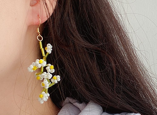 7月19日，可在家做的兼職手工活，想接正規(guī)廠家的手工項(xiàng)目，開飾品加工廠，放心在家做手工副業(yè)，與手工之家合作，加工好的合格產(chǎn)品有兩條出路，圖為串珠米珠繡手工產(chǎn)品剪影