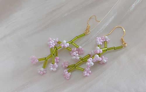 7月19日，可在家做的兼職手工活，想接正規(guī)廠家的手工項(xiàng)目，開飾品加工廠，放心在家做手工副業(yè)，與手工之家合作，加工好的合格產(chǎn)品有兩條出路，圖為串珠米珠繡手工產(chǎn)品剪影