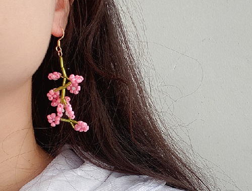 7月19日，可在家做的兼職手工活，想接正規(guī)廠家的手工項(xiàng)目，開飾品加工廠，放心在家做手工副業(yè)，與手工之家合作，加工好的合格產(chǎn)品有兩條出路，圖為串珠米珠繡手工產(chǎn)品剪影