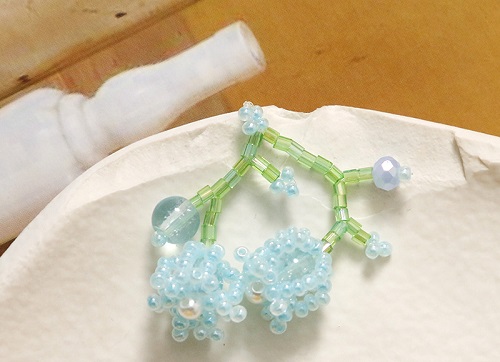 7月20日，附近有沒有兼職手工活，開飾品加工廠，居家靈活就業(yè)創(chuàng)業(yè)好副業(yè)，手工之家的產(chǎn)品永遠是發(fā)展的重點，圖為串珠米珠繡手工產(chǎn)品剪影