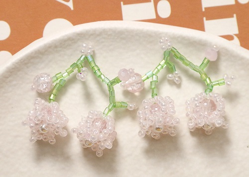 7月20日，附近有沒有兼職手工活，開飾品加工廠，居家靈活就業(yè)創(chuàng)業(yè)好副業(yè)，手工之家的產(chǎn)品永遠是發(fā)展的重點，圖為串珠米珠繡手工產(chǎn)品剪影