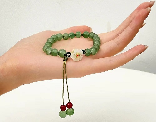 7月21日，手工兼職在家做是真的嗎，開飾品加工廠，在家做的手工好副業(yè)，大家喜歡手工之家，因為了解和良好的合作，圖為串珠米珠繡手工產品剪影