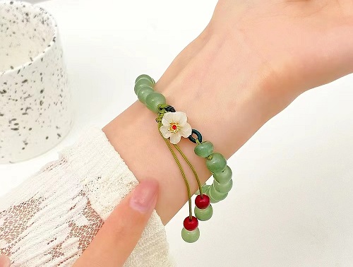 7月21日，手工兼職在家做是真的嗎，開飾品加工廠，在家做的手工好副業(yè)，大家喜歡手工之家，因為了解和良好的合作，圖為串珠米珠繡手工產品剪影