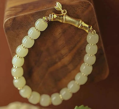 7月24日，手工活外發(fā)加工正規(guī)的廠家，開飾品加工廠，靈活就業(yè)項目，與手工之家合作，靈活自由，但態(tài)度不能放松，圖為串珠純手工產(chǎn)品剪影