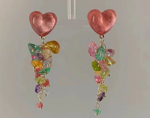 7月25日，兼職手工活外發(fā)加工在家可做，開飾品加工廠，靈活就業(yè)創(chuàng)業(yè)項(xiàng)目，選對(duì)手工廠家，主要看這幾點(diǎn)，圖為串珠米珠繡手工產(chǎn)品剪影