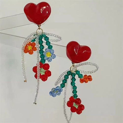 7月25日，兼職手工活外發(fā)加工在家可做，開飾品加工廠，靈活就業(yè)創(chuàng)業(yè)項(xiàng)目，選對(duì)手工廠家，主要看這幾點(diǎn)，圖為串珠米珠繡手工產(chǎn)品剪影