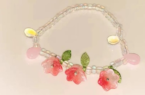 7月26日，外發(fā)加工接單平臺，正規(guī)手工加工回收項目，開飾品加工廠，手工之家與大家一樣，在學(xué)習(xí)總結(jié)中創(chuàng)新進步，圖為串珠米珠繡手工產(chǎn)品剪影