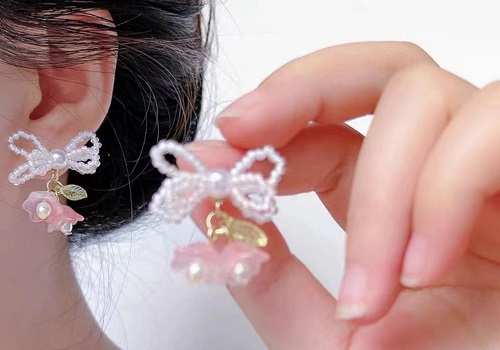 7月27日，手工活外發(fā)加工可靠嗎？在家做手工副業(yè)掙錢，開飾品加工廠，在手工之家，大家情況不一樣，服務(wù)也會具體化，圖為串珠米珠繡手工產(chǎn)品剪影