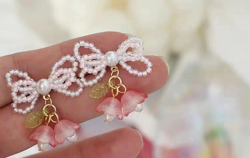 7月27日，手工活外發(fā)加工可靠嗎？在家做手工副業(yè)掙錢，開飾品加工廠，在手工之家，大家情況不一樣，服務(wù)也會具體化，圖為串珠米珠繡手工產(chǎn)品剪影