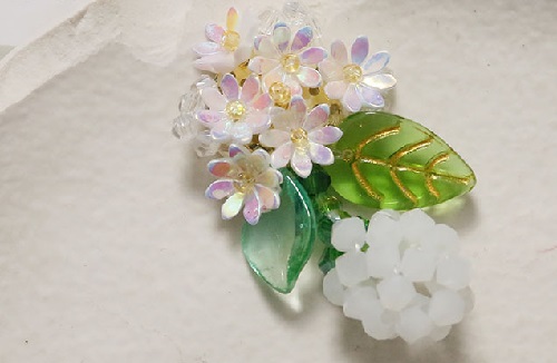 7月28日，在家能做的手工活兼職，正規(guī)可靠的手工副業(yè)，開(kāi)飾品加工廠，手工廠家和手工項(xiàng)目是大家掙錢(qián)的保障，圖為串珠米珠繡手工產(chǎn)品剪影