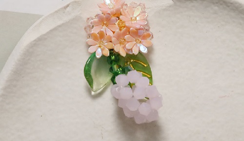 7月28日，在家能做的手工活兼職，正規(guī)可靠的手工副業(yè)，開(kāi)飾品加工廠，手工廠家和手工項(xiàng)目是大家掙錢(qián)的保障，圖為串珠米珠繡手工產(chǎn)品剪影