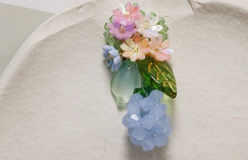 7月28日，在家能做的手工活兼職，正規(guī)可靠的手工副業(yè)，開(kāi)飾品加工廠，手工廠家和手工項(xiàng)目是大家掙錢(qián)的保障，圖為串珠米珠繡手工產(chǎn)品剪影