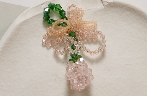 7月30日，手工兼職在家做是真的嗎，靈活就業(yè)手工項目，開飾品加工廠，誠信對手工之家和加工人員一樣重要，圖為串珠米珠繡手工產(chǎn)品剪影