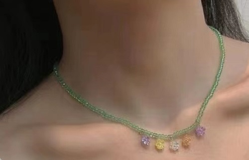 7月31日，在家做兼職的正規(guī)平臺，開飾品加工廠，居家手工好副業(yè)，在手工之家,要多掙錢只能認真和努力，圖為串珠米珠繡手工產(chǎn)品剪影